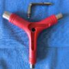 1783077700130 Herramienta Y‐Tool Skateboard Multifunción con troquel para roscar – Completa y resistente