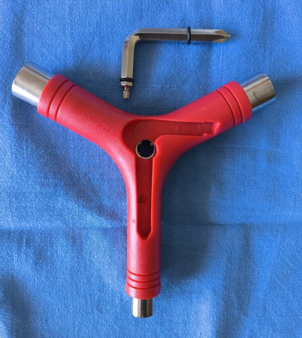 1783077700130 Herramienta Y‐Tool Skateboard Multifunción con troquel para roscar – Completa y resistente